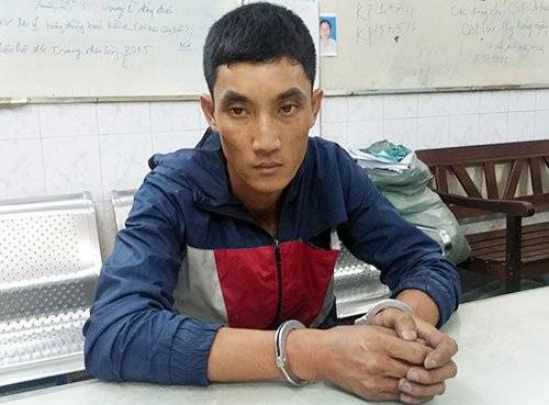 Nam thanh niên cố thủ trên chuồng chim nhà thờ Đức Bà suốt 13 giờ Ảnh 2