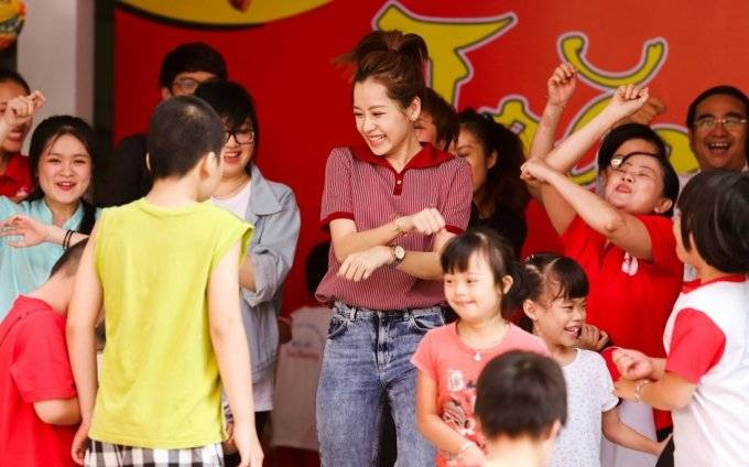 Chi Pu nhảy ‘vũ điệu cồng chiêng’ tưng bừng trong ngày hội Trung thu Ảnh 2