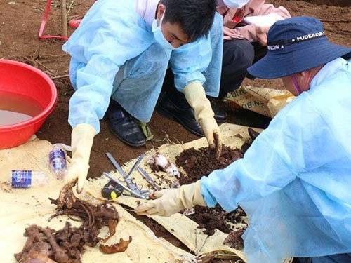 Chùm ảnh: Khai quật hố chôn thi thể hai vợ chồng bị 'quỷ dữ' thủ tiêu Ảnh 2