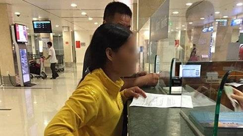 Người phụ nữ vừa mất mẹ và hành động ấm áp của nhân viên sân bay Ảnh 2