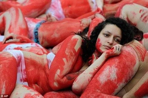 Kinh dị cảnh máu me giữa phố Paris biểu tình bảo vệ động vật Ảnh 2