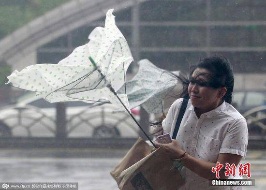 Siêu bão Dujuan đổ bộ vào Đài Loan khiến nhiều người dân phải đi sơ tán Ảnh 2