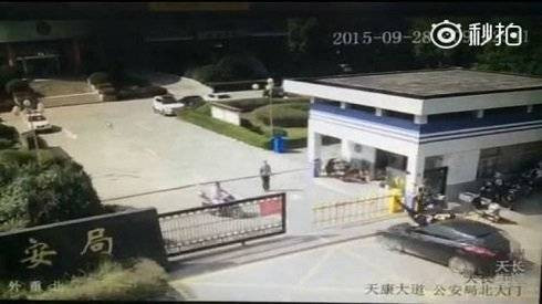 Kinh hoàng clip chồng lái ôtô tông chết người tình của vợ Ảnh 2