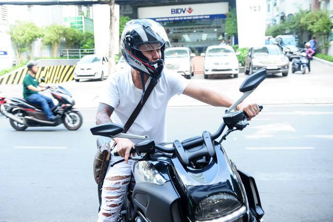 Tuấn Hưng lái môtô cực ngầu, tự tay thử giày cho 2 trò cưng Ảnh 2