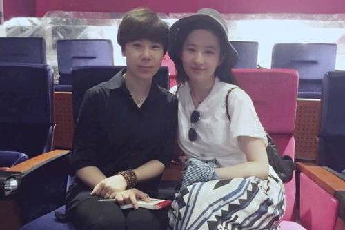 Lưu Diệc Phi để mặt mộc đi lồng tiếng phim 'Tình yêu thứ ba' Ảnh 2