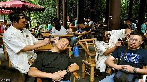 Câu chuyện về các bậc thầy làm nghề ráy tai ở Trung Quốc Ảnh 2