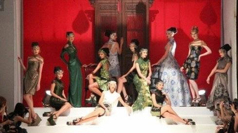 NTK đến từ Indonesia lấy sắc hoa mê hoặc giới thời trang Việt Ảnh 2