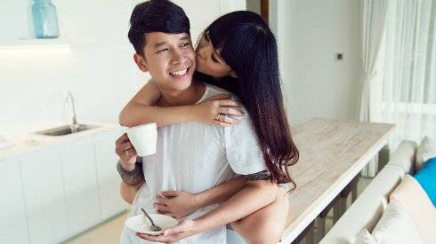 Lê Hoàng tung loạt ảnh hạnh phúc bên Việt Huê Ảnh 2