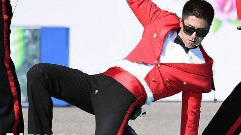 Yunho (TVXQ) bị rách quần vì diễn quá sung trên sân khấu quân đội Ảnh 2