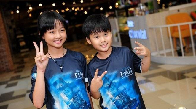 Sao nhí 'Tôi thấy hoa vàng trên cỏ xanh' mặc áo cặp đi xem phim Ảnh 2