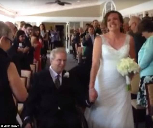 Cảm động người cha tật nguyền nhảy trên xe lăn trong đám cưới con gái Ảnh 2