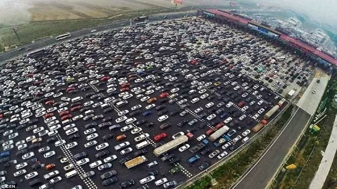 Kẹt xe 'thở không nổi' sau nghỉ lễ ở Trung Quốc Ảnh 2