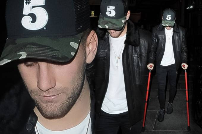 Luke Shaw chống nạng, nhận sự động viên của bạn bè Ảnh 2