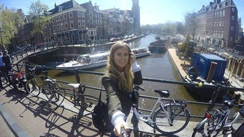 Cô gái xinh đẹp được trả tiền để đi vòng quanh thế giới Ảnh 2