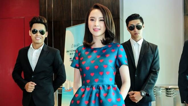 Angela Phương Trinh bị lạc giữa dàn vệ sĩ điển trai Ảnh 2