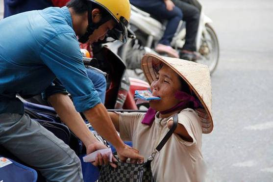 Nghị lực phi thường của người phụ nữ không tay không chân Ảnh 2