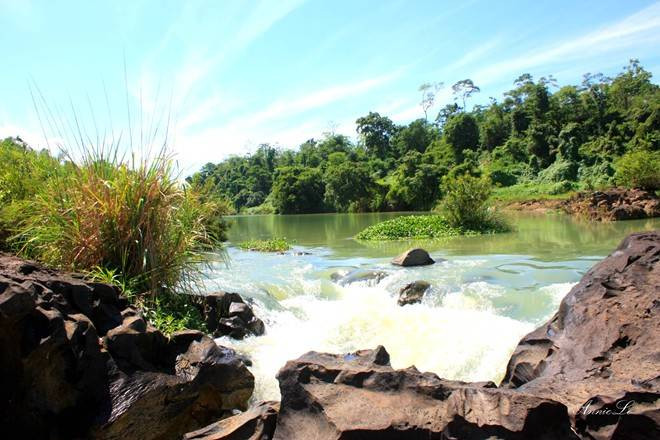 Nhưng dù thăm thác Gia Long trong mùa nào, bạn cũng hãy chuẩn bị thật đầy đủ nước uống, thức ăn nhẹ, áo tay dài, nón, kem chống nắng và áo đi mưa nhé. Thời tiết Tây Nguyên vốn dĩ rất đỏng đảnh mà.