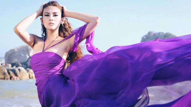 Những người đẹp 'bỏ của chạy lấy người' sau khi lấn sân ca hát Ảnh 2