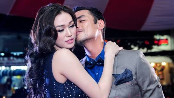 Vắng Việt Trinh, Đức Hải hôn Khánh My đắm đuối trên thảm đỏ Ảnh 2