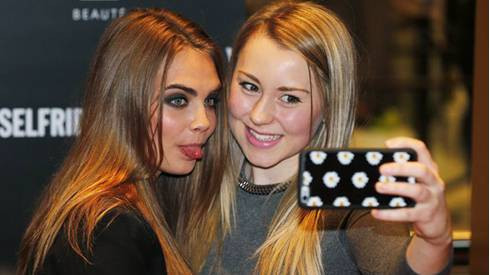 Cara Delevingne từng bị fan xin chụp ảnh trong nhà vệ sinh Ảnh 2