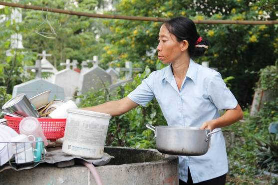 Cuộc sống của 4 mẹ con giữa nghĩa địa lớn nhất Sài Gòn Ảnh 2