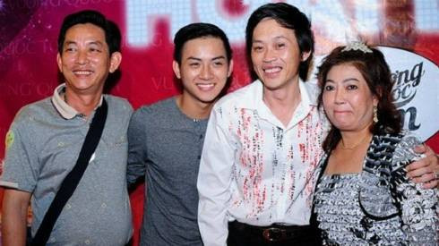 Mỹ nam V-pop được bố mẹ hộ tống khi đi diễn Ảnh 2