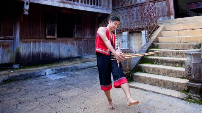 MC Nguyên Khang hóa chàng trai dân tộc Mông say sưa chơi khèn Ảnh 2