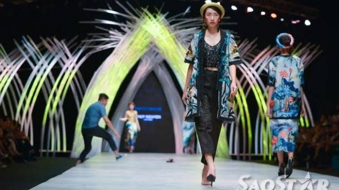 Minh Tú - Phan Linh rớt giày, ung dung nhón chân đi hết 100m sàn catwalk Ảnh 2