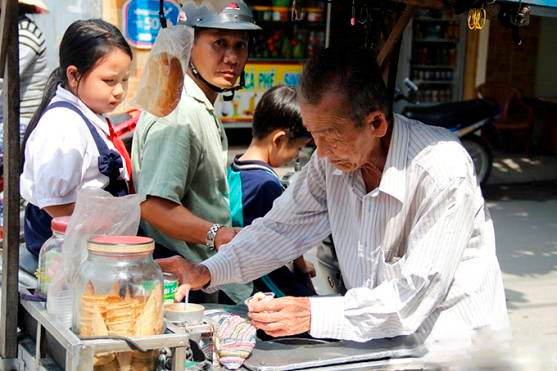 Ông lão 80 tuổi và chiếc xe kem 30 năm nuôi vợ bệnh tim Ảnh 2