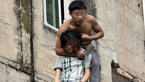 Bị nhà gái phản đối, chàng trai ép người yêu lên nóc nhà thoát y! Ảnh 2