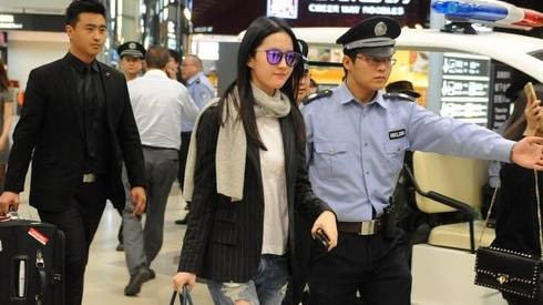Lưu Diệc Phi bị chỉ trích vì công an hộ tống ở sân bay Ảnh 2