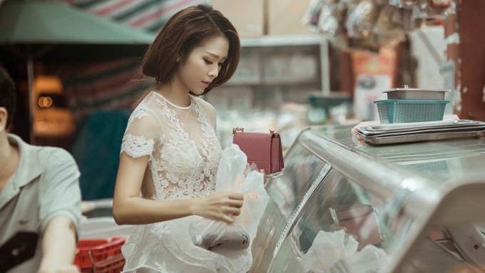 Diệp Bảo Ngọc ăn vội bánh mì đi xem thời trang Ảnh 2