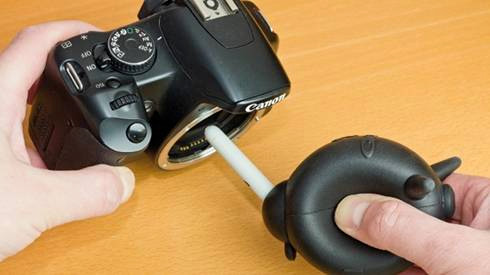 7 sai lầm rất hay mắc phải khi vệ sinh máy ảnh Ảnh 2