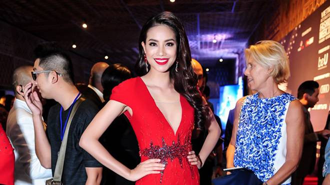 Nhìn lại những bộ váy tuyệt đẹp của hoa hậu Phạm Hương Ảnh 2