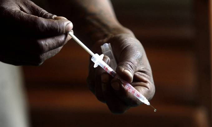 Hơn 100 người bị nhiễm HIV vì bác sỹ dùng chung kim tiêm Ảnh 2