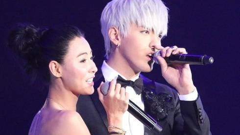 Trương Bá Chi tình tứ song ca với Kris Ngô Diệc Phàm Ảnh 2