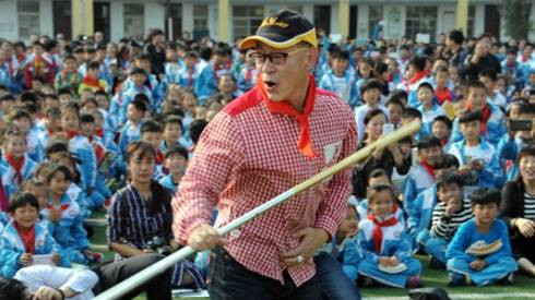 Lục Tiểu Linh Đồng múa gậy sung ở tuổi U60 Ảnh 2