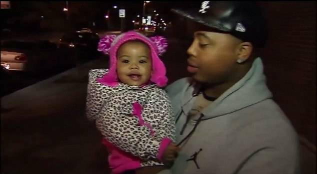 Bé gái 1 tuổi bị nhốt trong phòng khám vì nhầm là búp bê Ảnh 2