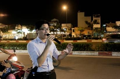 Chàng trai sáng làm nhân viên văn phòng, tối đi hát rong Ảnh 2