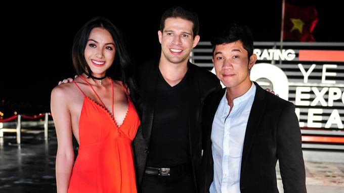 Thấp thỏm với váy trễ nải suýt lộ vòng một của Trương Nhi Ảnh 2