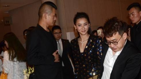 Trương Bá Chi đỏ mặt vì bị bao vây ở nhà vệ sinh Ảnh 2