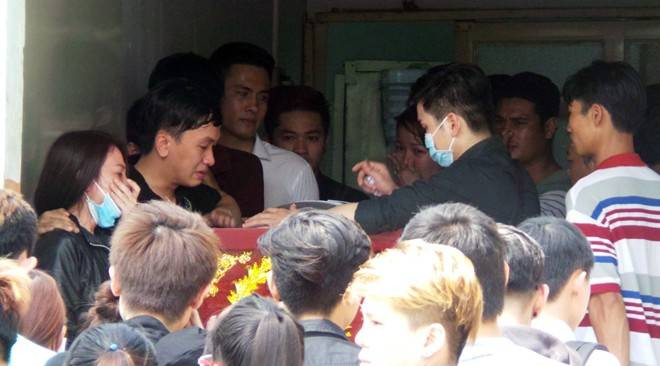 Bạn bè khóc thương chàng trai bị đâm chết giữa vòng xoay Ảnh 2