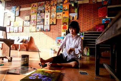 Cô thủ thư khuyết tật lạc quan với những bức vẽ sơn dầu bằng chân Ảnh 2