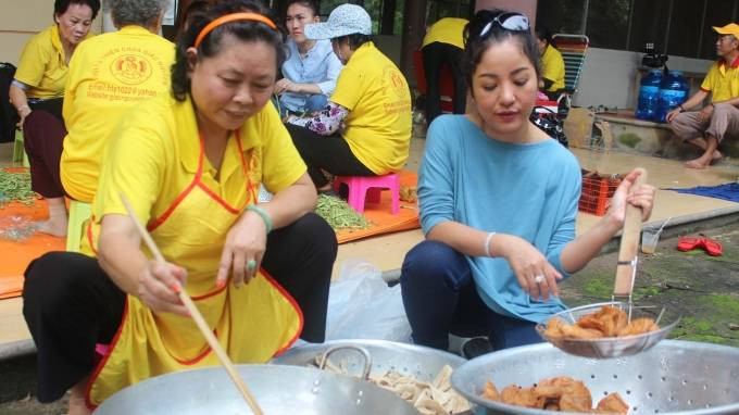 Danh hài Thúy Nga về nước nấu ăn làm từ thiện Ảnh 2