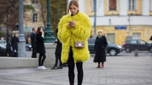 Đường phố Maxcơva ấm áp sắc màu với trang phục lông Ảnh 2