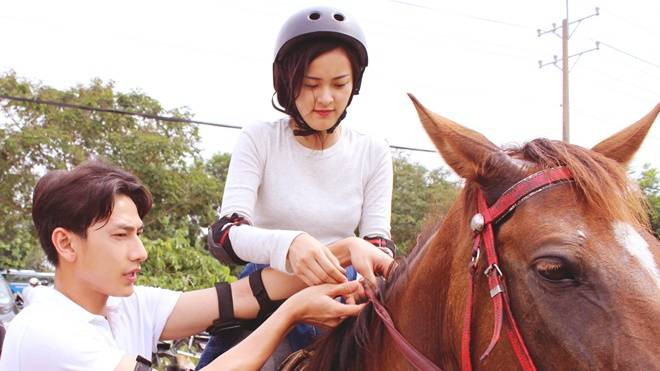 Isaac trìu mến chăm sóc 'vợ' trên trường quay Ảnh 2