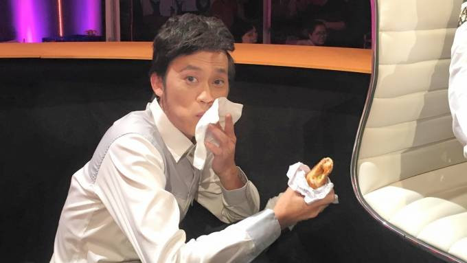Đàm Vĩnh Hưng xót xa khi Hoài Linh cặm cụi gặm bánh mì Ảnh 2