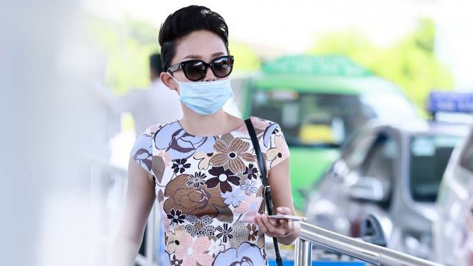 Tóc Tiên bịt mặt kín, lẻ bóng ở sân bay Ảnh 2