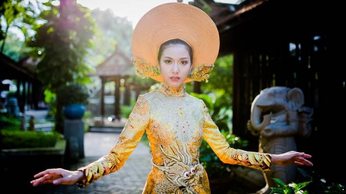 Thúy Vân mang quốc phục thêu rồng 3D thi Hoa hậu Quốc tế Ảnh 2