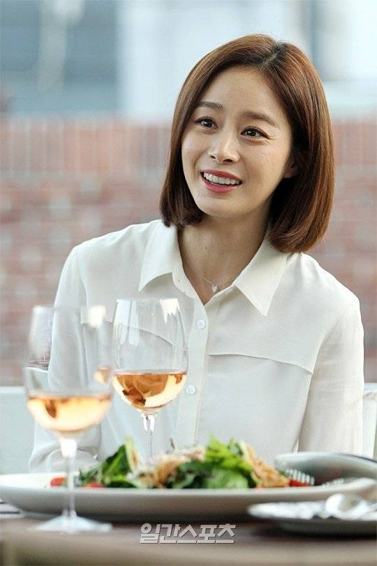 Kim Tae Hee lộ nếp nhăn, da kém mượt trong ảnh mới Kim Tae Hee lộ nếp nhăn, da kém mượt trong ảnh mới